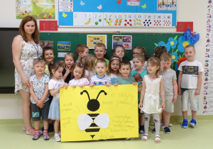 05 Zdjęcie grupowe dzieci z plakatem o pszczole